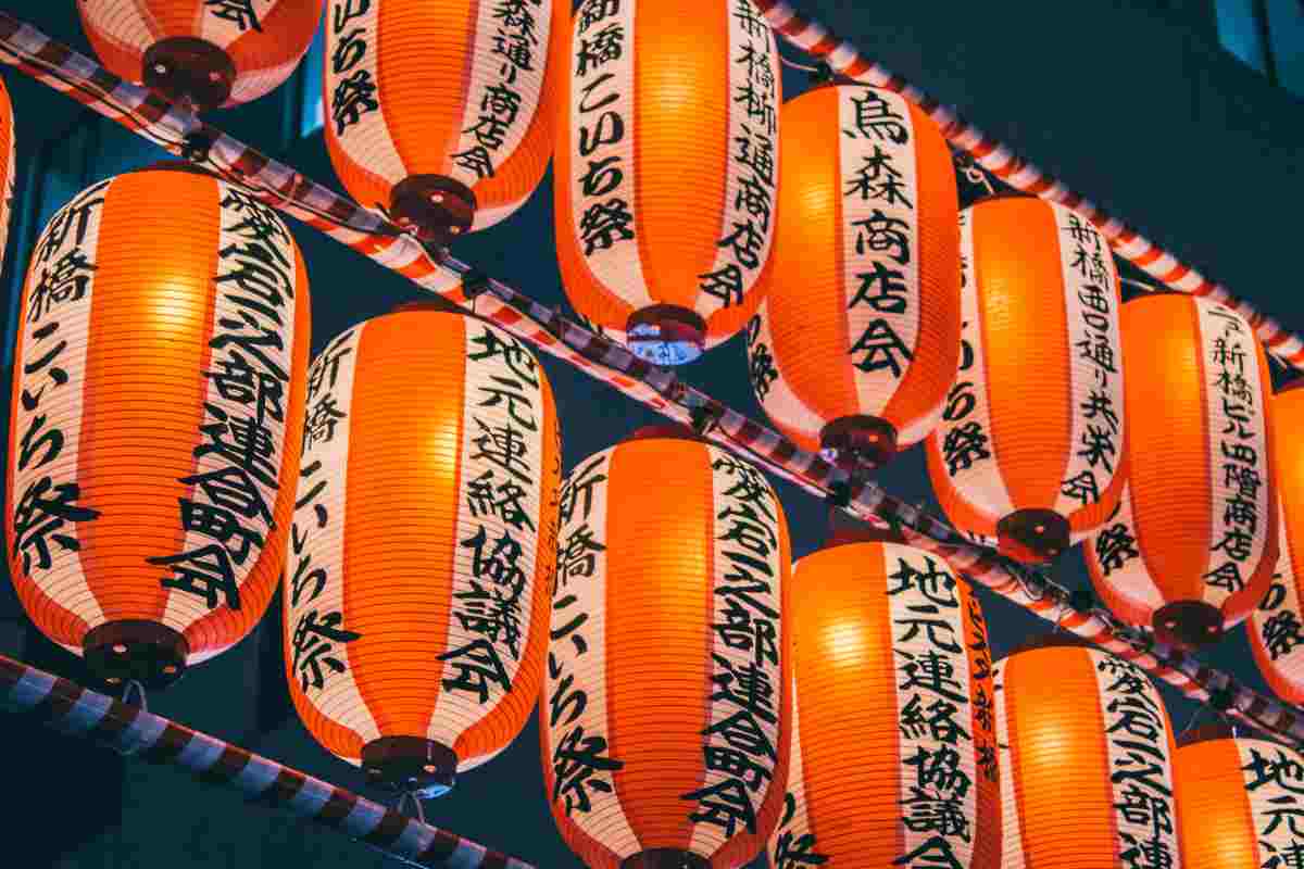 Lanterne Obon Giapponesi arancioni in fila