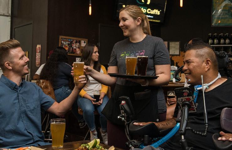 Ragazza che lavora in un pub