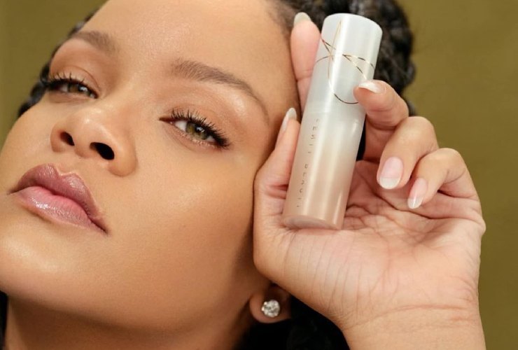 Rihanna e un prodotto della sua linea di cosmetici, Fenty Beauty