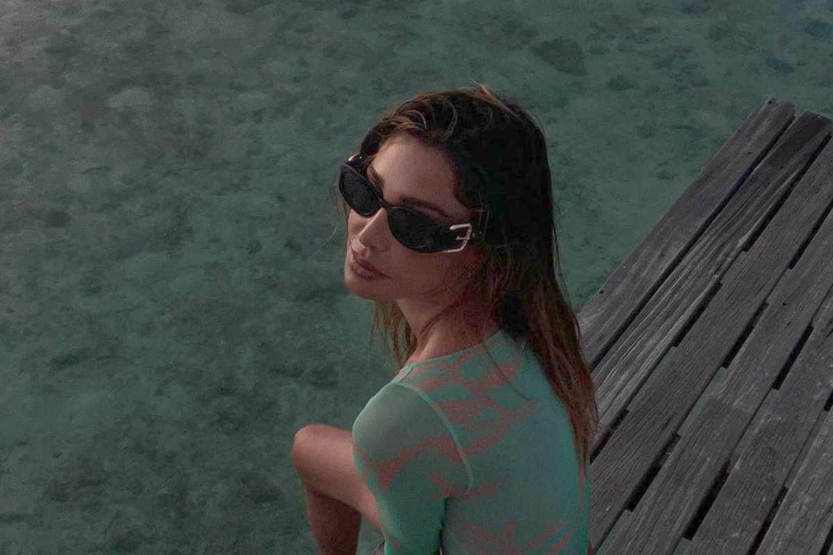 Belen Rodriguez vacanze Maldive selfie dettaglio non sfugge