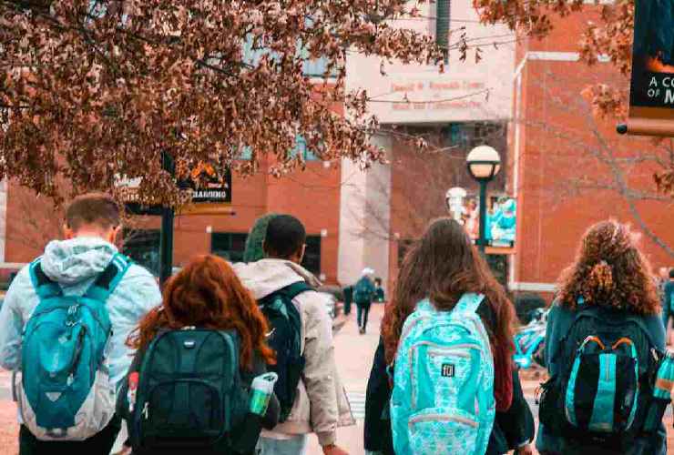 Studenti all'ingresso della scuola