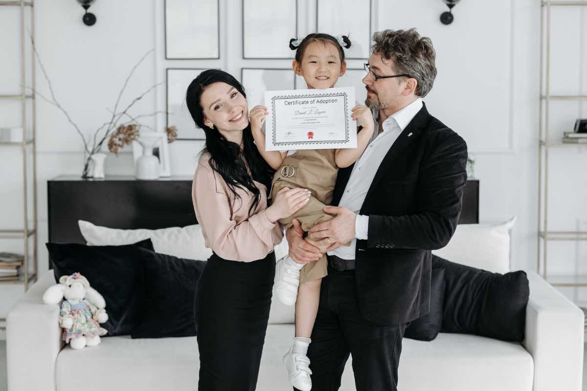 Una famiglia adottiva con il certificato di adozione