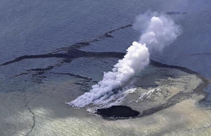 Eruzione vulcanica in Giappone che ha portato alla creazione di una piccola isola