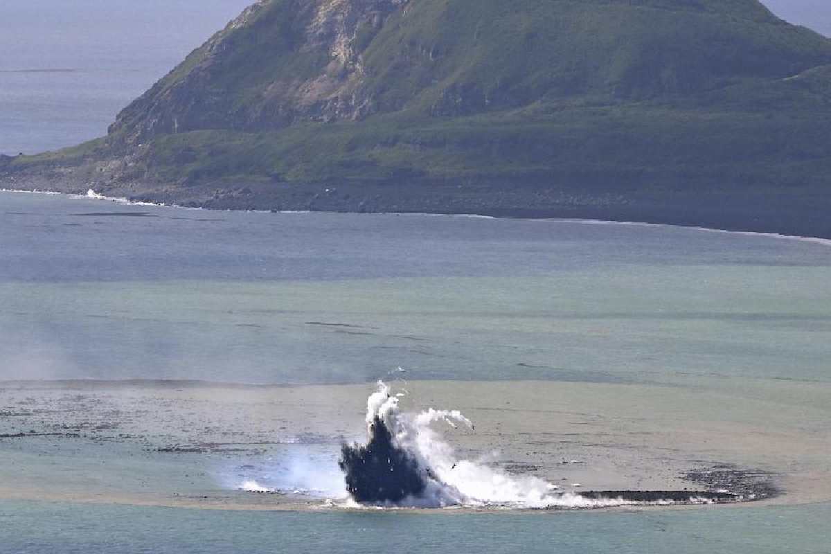 Eruzione vulcanica in Giappone che ha portato alla creazione di una piccola isola