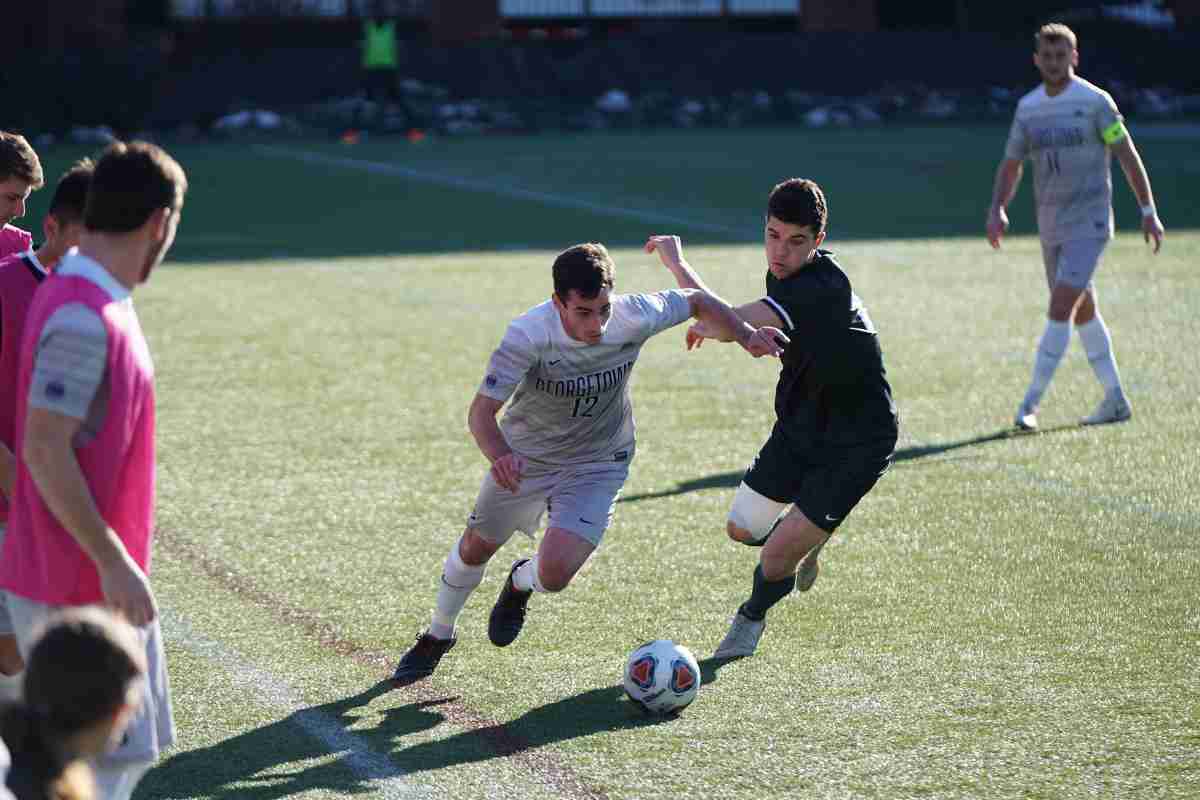 Ragazzi giocano a calcio