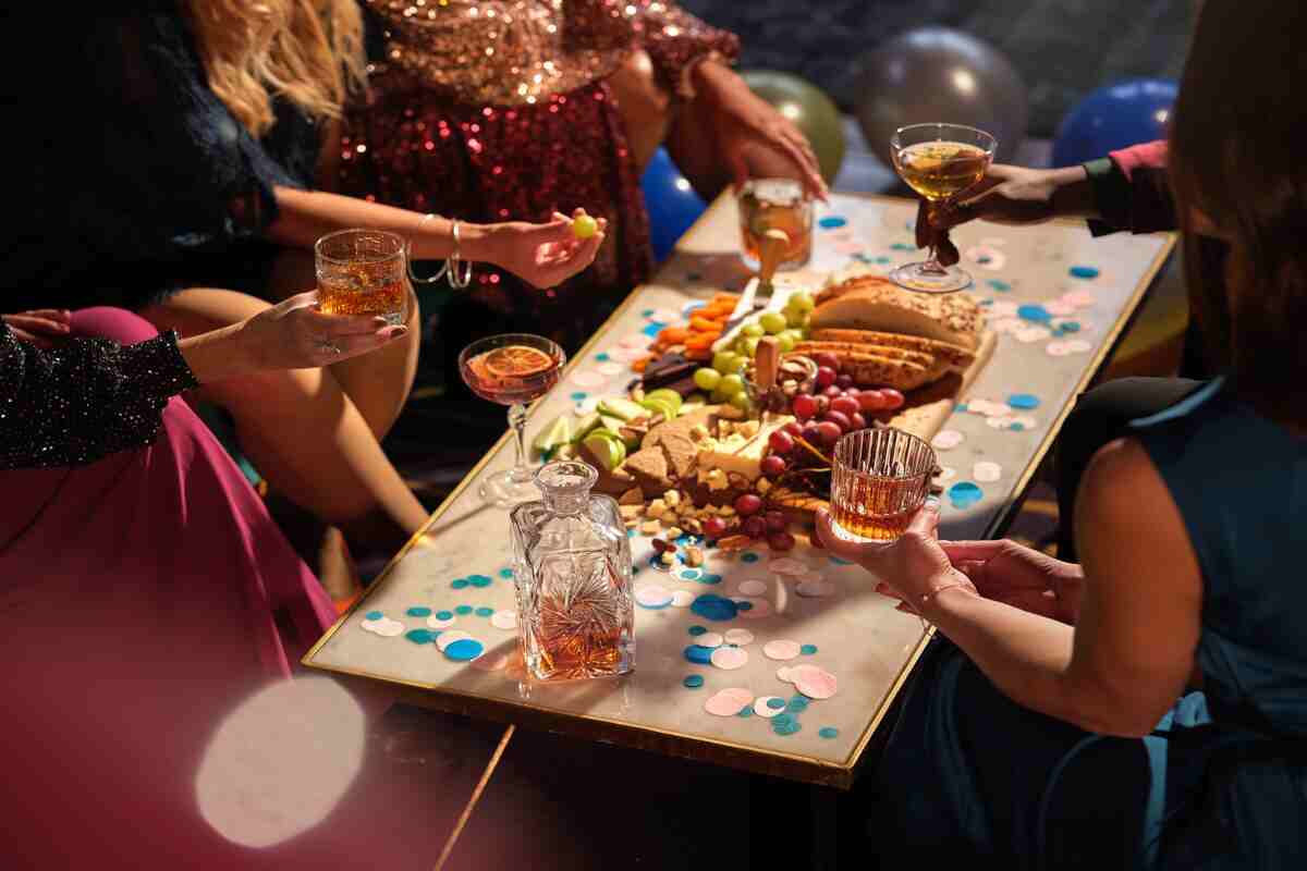 tavola pronta per capodanno e invitati