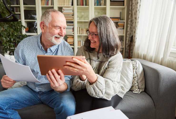 Richiedere assegno sociale se uno dei coniugi è in pensione