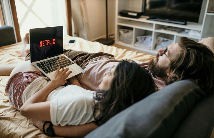 coppia guarda Netflix al computer
