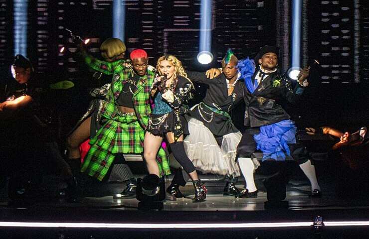 Madonna e ballerini sul palco