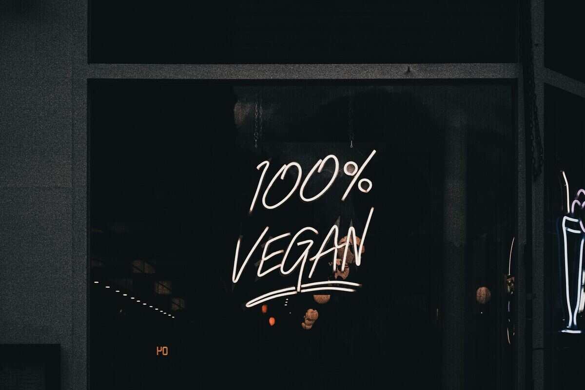 vetrina con scritto 100% vegan