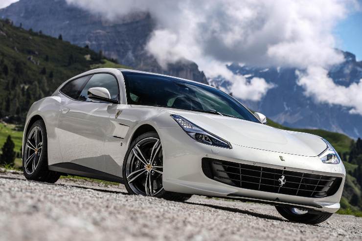 Ferrari GTC4 Lusso distrutta dalle fiamme