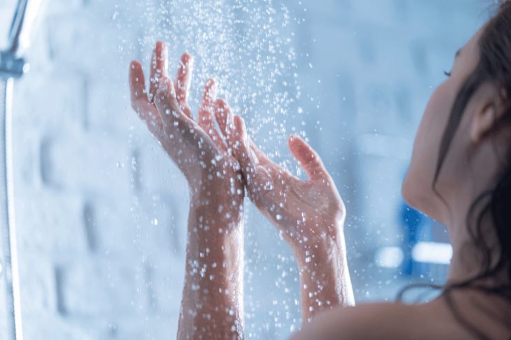 È proprio necessario fare la doccia tutti i giorni? 