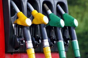Previsione costo benzina a 3 euro: in quale scenario