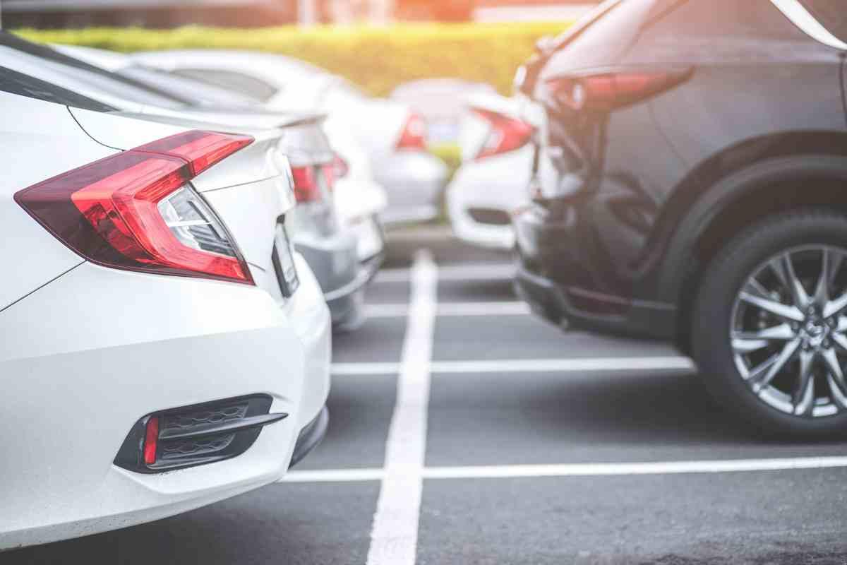 Si può parcheggiare troppo vicino ad un'altra auto?