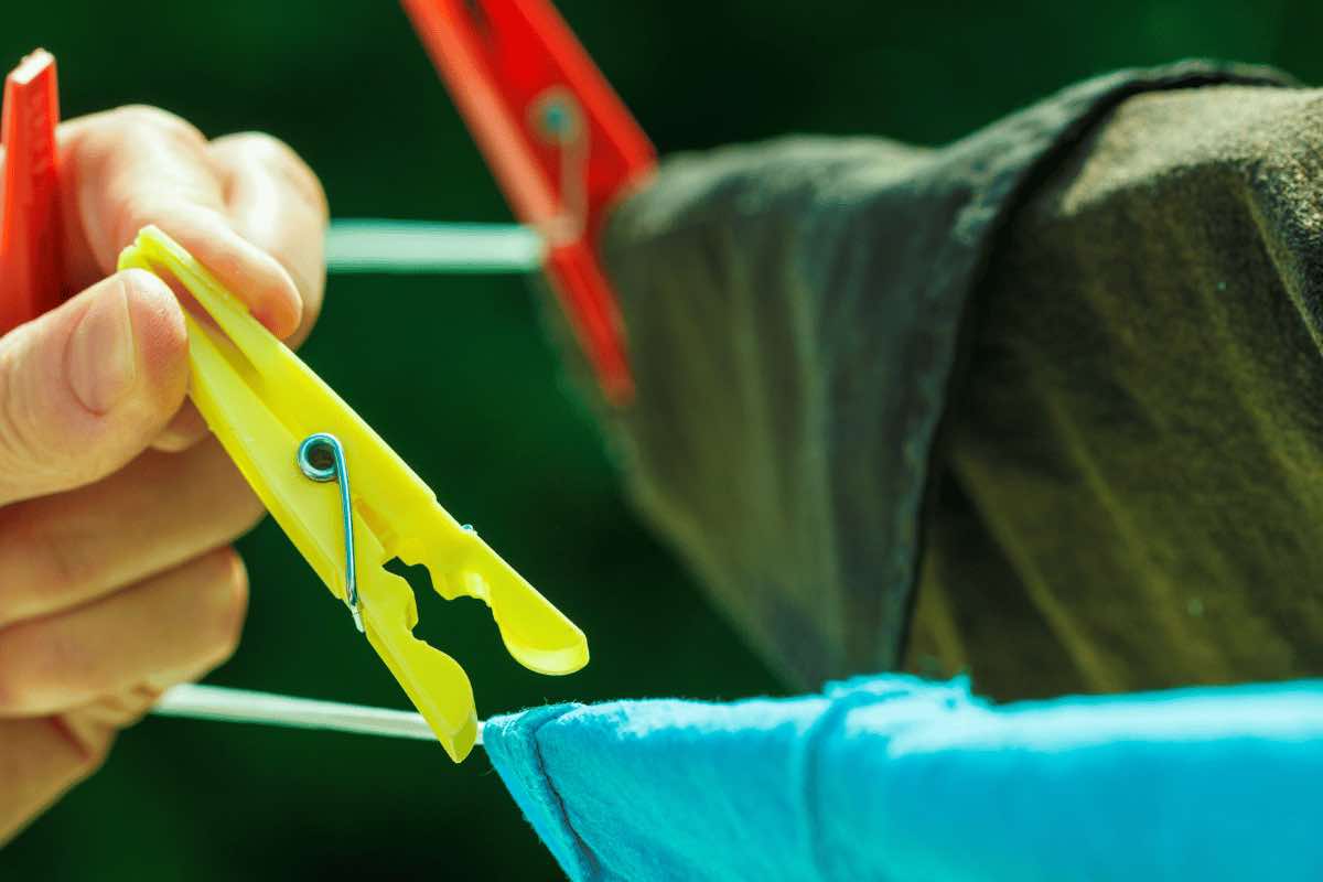 Stendere i panni bagnati fuori: occhio a sanzioni e non solo